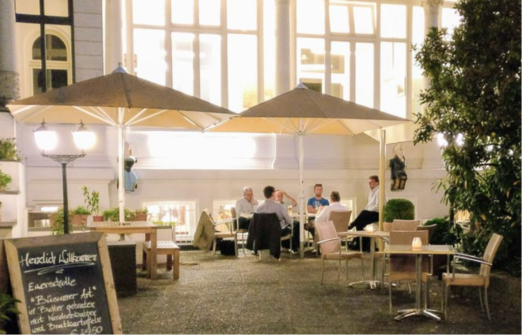 Abendliche Terrasse im Hochzeitsrestaurant Brodersen Hamburg