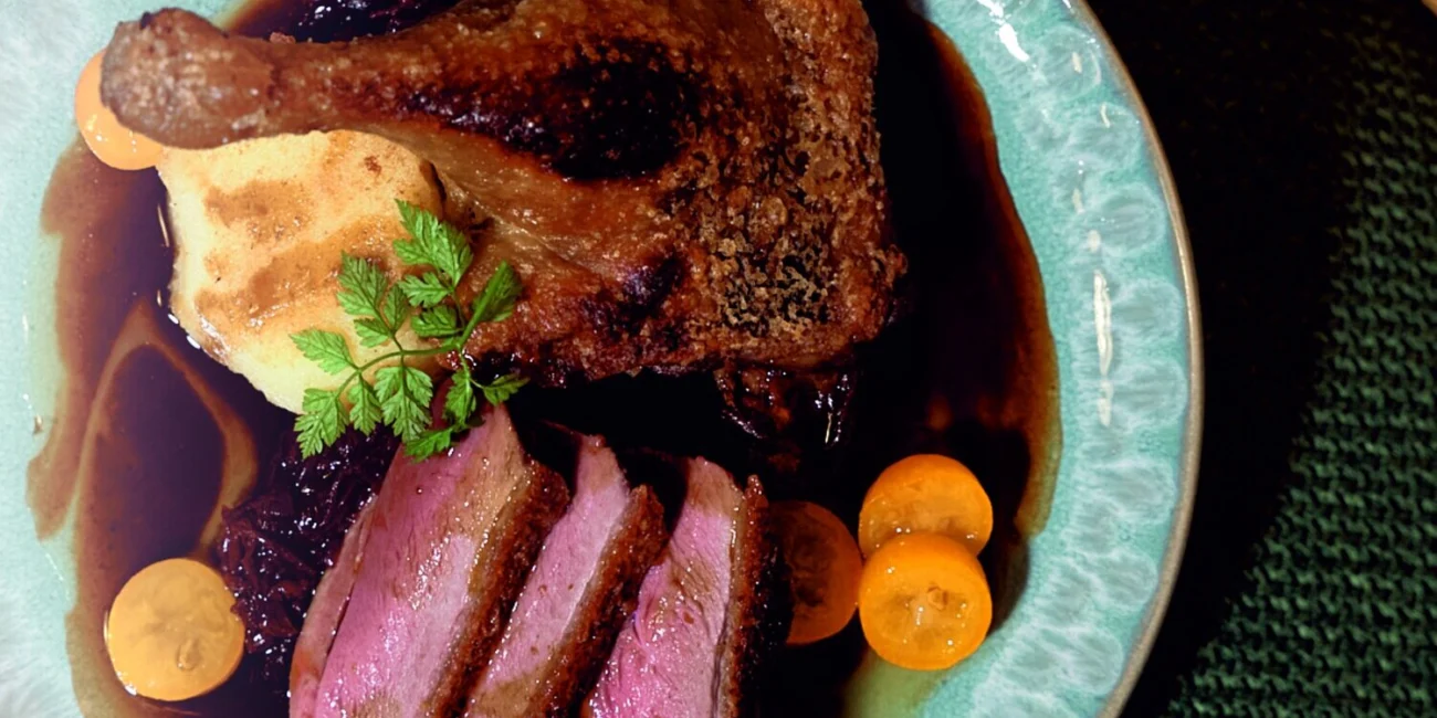 Konfierte Entenbrust und Keule mit Rotkohl, Zwergorangen und Kartoffelplätzchen – Gans & Ente to go im Restaurant Brodersen Hamburg