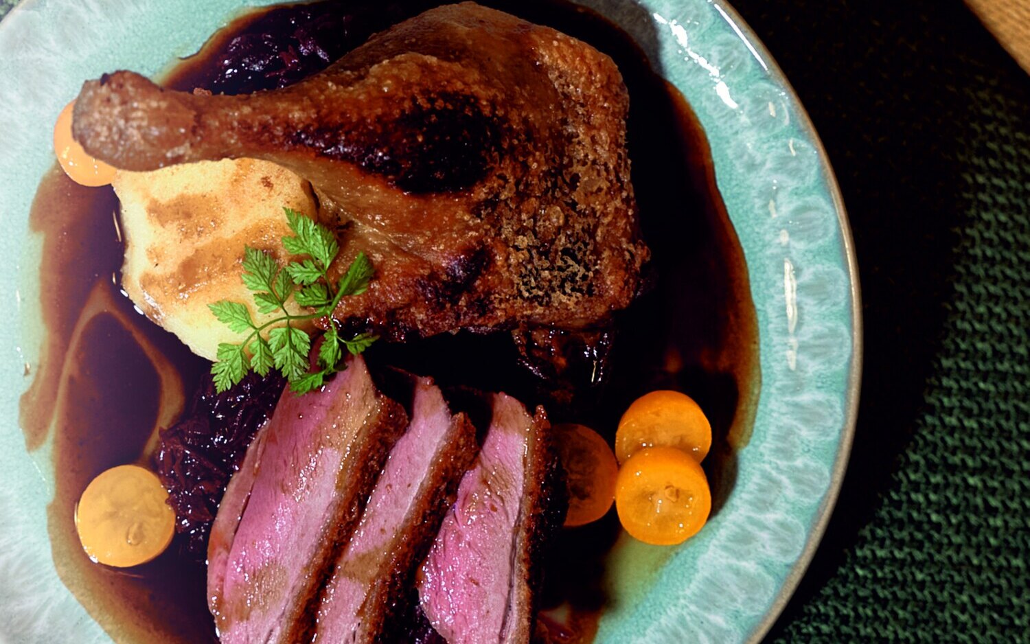 Konfierte Entenbrust und Keule mit Rotkohl, Zwergorangen und Kartoffelplätzchen – Gans & Ente to go im Restaurant Brodersen Hamburg