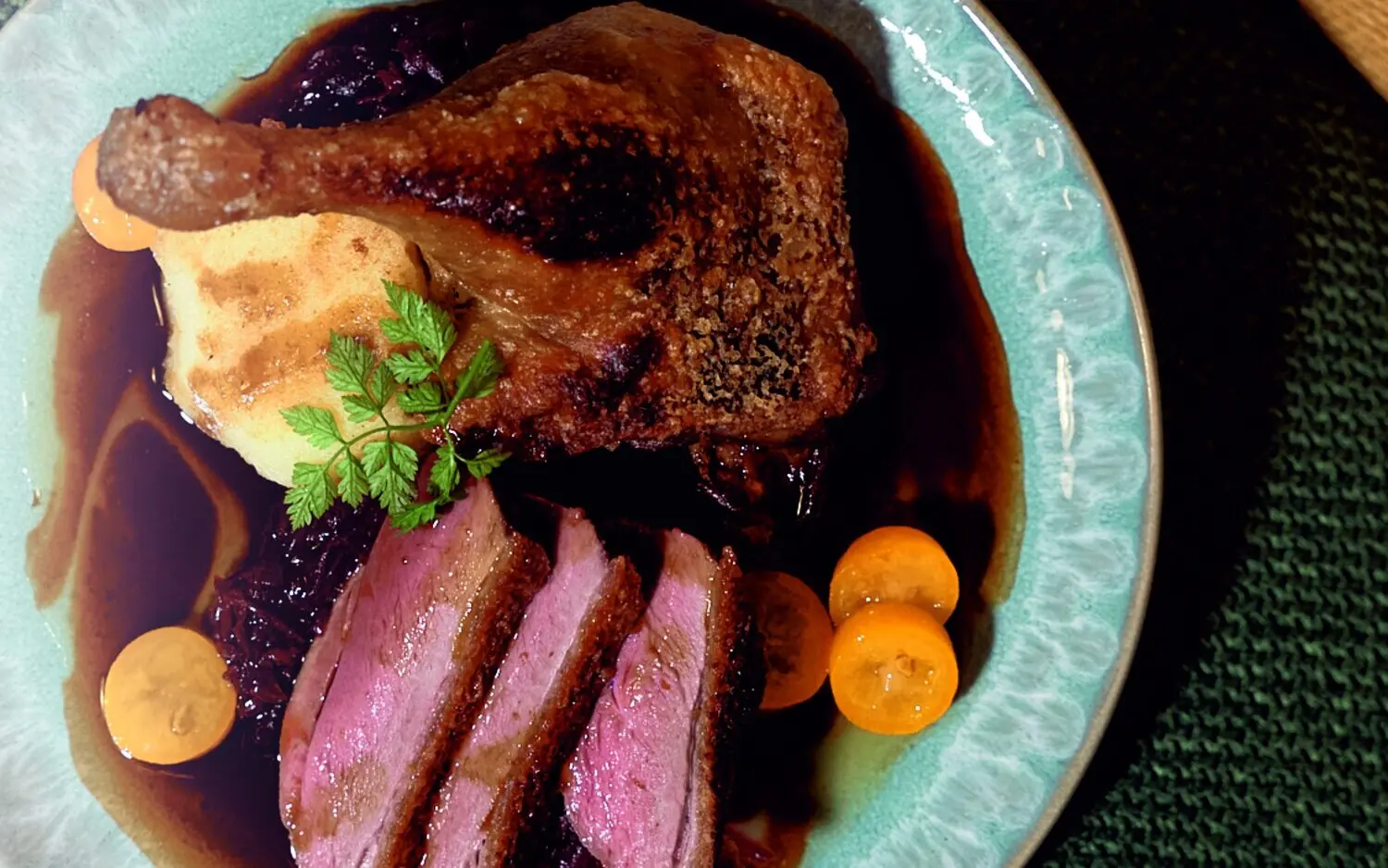 Konfierte Entenbrust und Keule mit Rotkohl, Zwergorangen und Kartoffelplätzchen – Gans & Ente to go im Restaurant Brodersen Hamburg